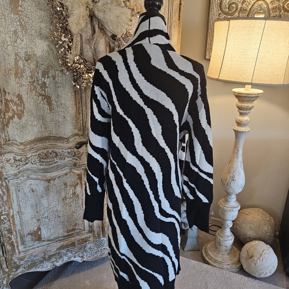 Black and White Zebra Print Women's Sweater XL - Picture 7 of 9